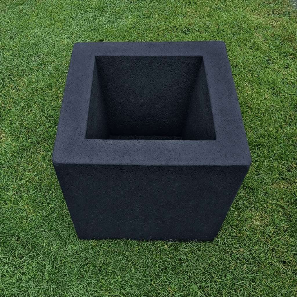 zwarte vierkante bloembak